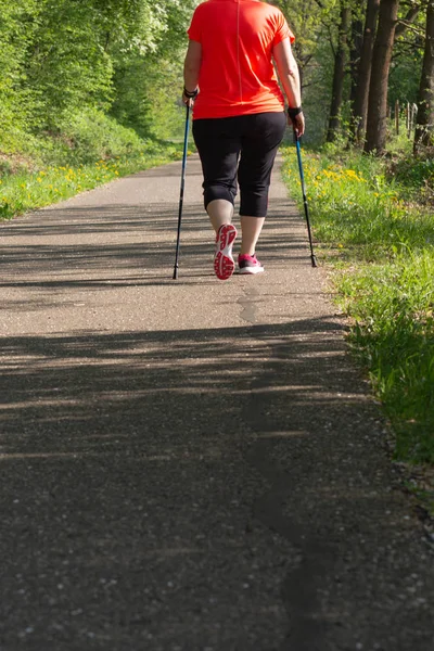 Señora Nórdica Caminando Parque Primavera Con Chaqueta Roja Sol Brillante — Foto de Stock