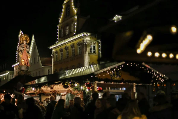 12月 在德国南部的历史城市市场上 在慕尼黑和斯图加特附近 圣诞节导致霓虹灯明星和圣诞树 — 图库照片