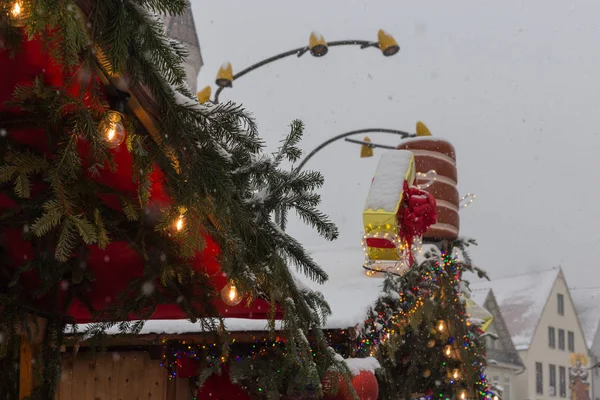 Снегопад Рождественском Рынке Светильниками Украшения Историческом Рынке Южной Германии Города — стоковое фото