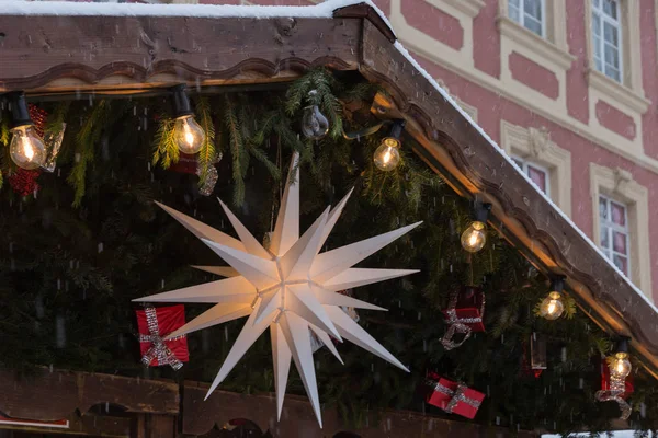 Sneeuwval Kerstmarkt Met Verlichting Lampen Decoratie Een Historische Markt Zuid — Stockfoto