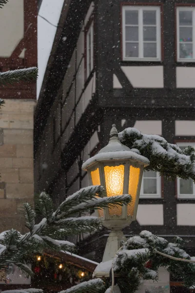 Queda Neve Mercado Natal Com Luzes Lâmpadas Decoração Mercado Histórico — Fotografia de Stock