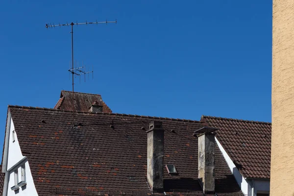 南ドイツの青い空春日におけるフレームワーク ファサード上アンテナを屋上 — ストック写真
