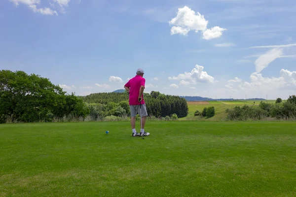 Homem Joga Golfe Gramado Verde Primavera Sul Alemanha — Fotografia de Stock