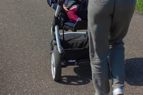 Jovem Mãe Empurrando Buggy Dia Ensolarado Primavera Sul Alemanha Passarela — Fotografia de Stock