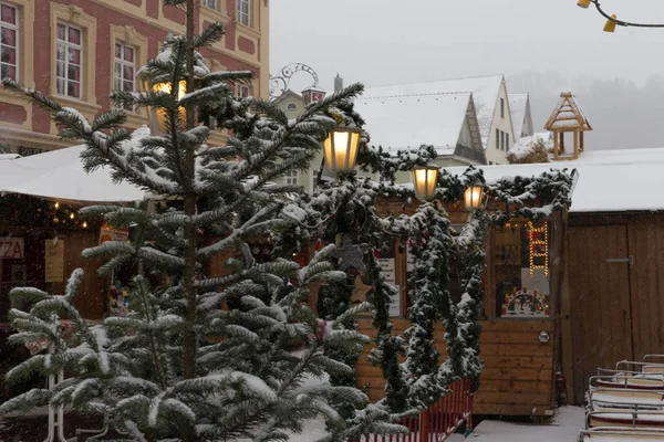 Снегопад Рождественской Площади Декабре Историческом Городе Южной Германии Вблизи Городов — стоковое фото