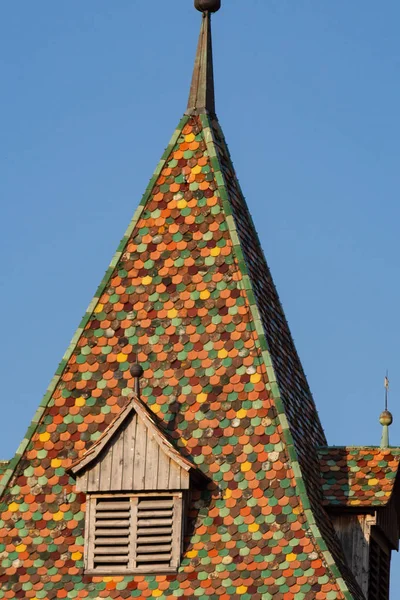 Façades Toits Église Historique Sur Printemps Ensoleillé Vacances Heureuses — Photo