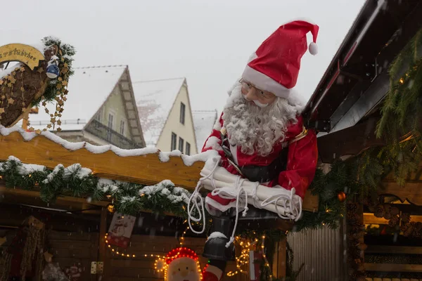 Işıklar lambaları ve süs şehirde Güney Almanya Münih ve stuttgart yakınındaki advent tarihsel bir Pazar Aralık saat 3 ile Noel piyasasında kar yağışı
