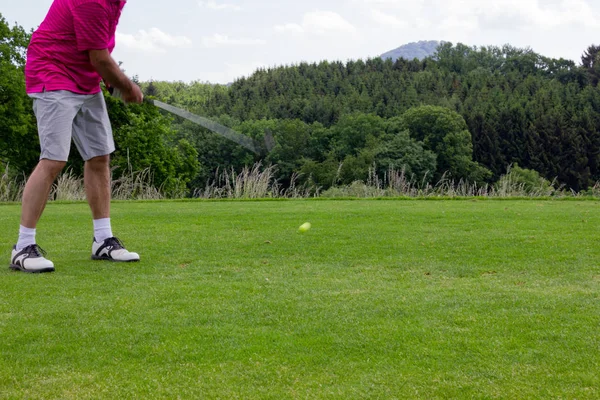 Člověk Hraje Golf Zeleném Trávníku Jaře Jižním Německu — Stock fotografie