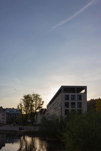 Современное Офисное Здание Закате Солнечными Лучами Южной Германии Весенний Вечер — стоковое фото