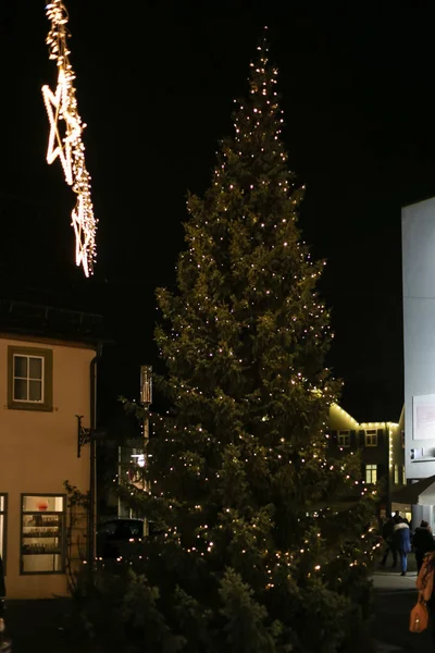Vánoční Led Neonová Světla Hvězd Vánočními Stromy Trhu Historické Město — Stock fotografie