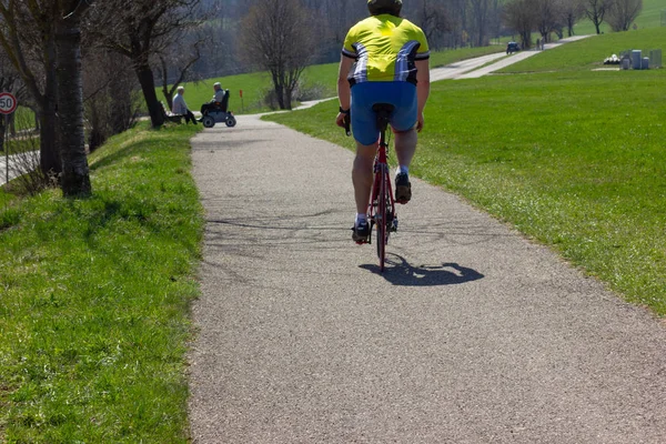 Rowerzysta Jeździć Wakacje Wschodniej Krajobraz Rowerze Ryzykowne Przedsięwzięcie Podróżować — Zdjęcie stockowe