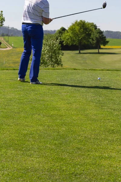 Joueur Golf Sur Terrain Belle Herbe Verte Soleil Printemps Allemagne — Photo