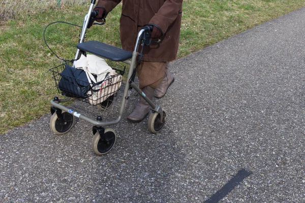 Seniorin Mit Rollator Auf Radweg Osterfrühling Süddeutschland — Stockfoto