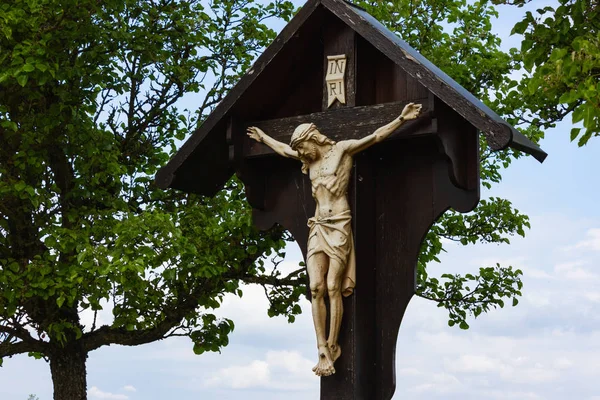 耶稣十字架在春天的蓝天南德国的路边 — 图库照片