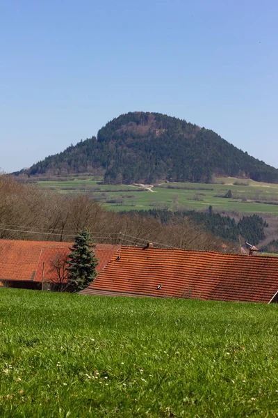青い空と緑のフィールドの森木春休日イースターの中央ドイツ高地 — ストック写真