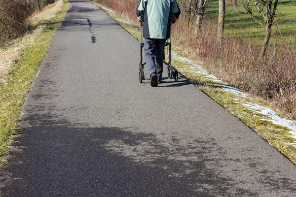 Starší Muž Rollator Bikeway Slunný Zimní Den Modrou Oblohou Jižním — Stock fotografie