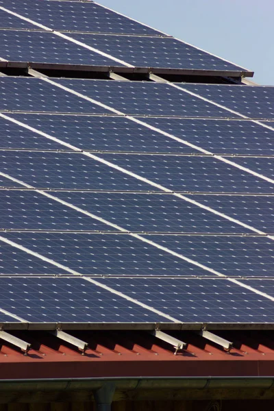 青空晴れた春の日に屋上に太陽電池パネル — ストック写真