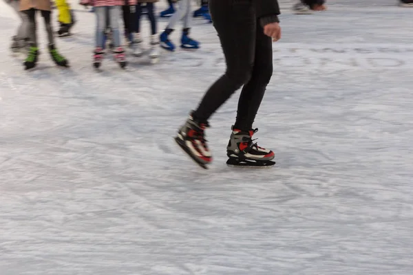 南ドイツ歴史ある市場の Januar 冬の午後のフィギュア スケート — ストック写真