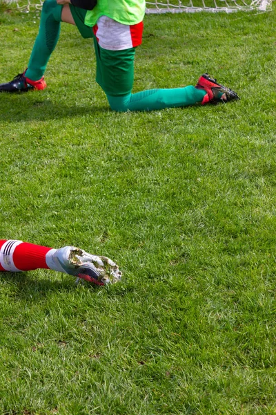 Details Voor Amateur Voetbalveld Spelers Bereiden Spelen Amateur Voetbalwedstrijd Zonnige — Stockfoto