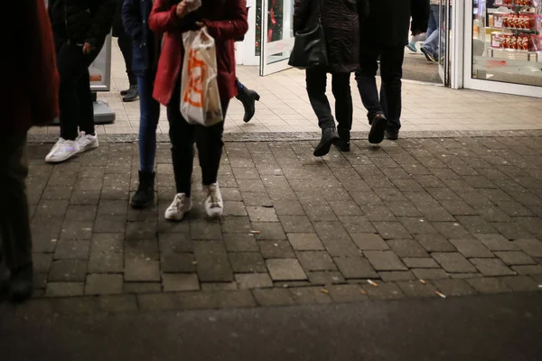 月にショッピングの人々 南ドイツ ミュンヘンの街近くでシュトゥットガルト クリスマス モール — ストック写真