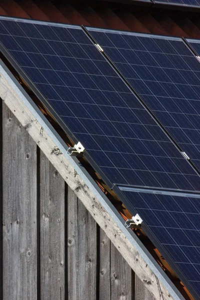 Panel Solar Azotea Fachada Madera Cielo Azul Soleado Día Primavera —  Fotos de Stock