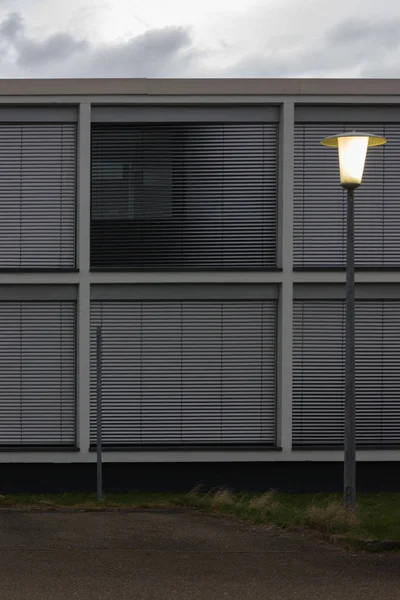 Edificio Oficinas Antes Las Nubes Tormenta Noche Primavera Pascua Sur — Foto de Stock