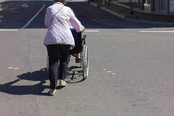 Seniorin Geht Und Hilft Frau Rollstuhl Deutschland — Stockfoto