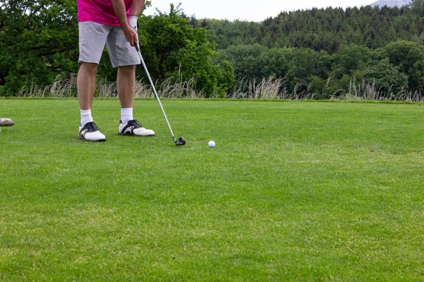 Homem Joga Golfe Gramado Verde Primavera Sul Alemanha — Fotografia de Stock