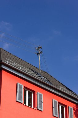 anten güneşli Güney Almanya'da binaların çatı düşmek öğleden sonra