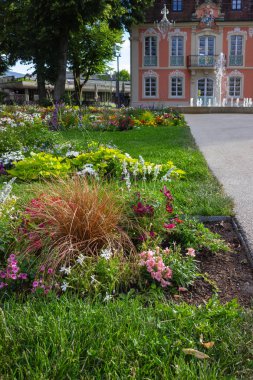 Rokoko castle adlı Şehir Parkı çiçek açan çiçekler, Güney Almanya şehir schwaebisch gmuend ilkbaharda, yeşil çim