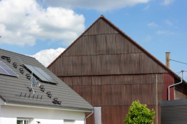 güneş paneli, bahar city stuttgart yakınındaki Güney Alman kırsal köy çatı üzerinde