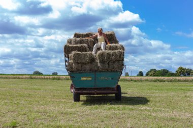 Yaz parlak gün römork traktör ve Güney Almanya kırsal kırsal çiftçi hasat