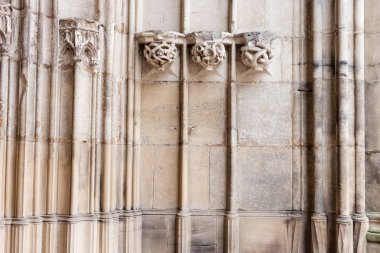 kahverengi ve turuncu gri taş rengi ve yapısı ile Güney Almanya'da Katolik Kilisesi cephe