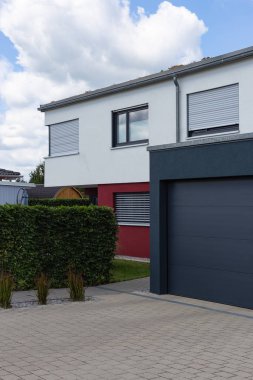 Şehir stuttgart yakınındaki güney Almanya kırsal banliyö sokakta modern siyah garaj