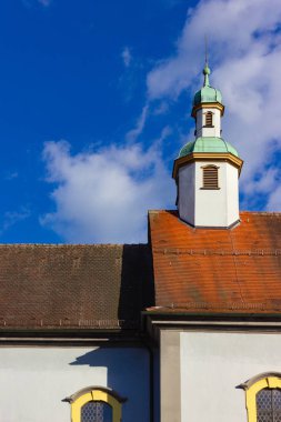 mavi gökyüzü güneş bahar gün Güney Alman kenti schwaebisch gmuend stuttgart yakınındaki mavi sarı cephe ile catholich Kilisesi