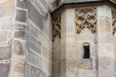 kahverengi ve turuncu gri taş rengi ve yapısı ile Güney Almanya'da Katolik Kilisesi cephe