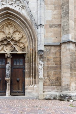 kahverengi ve turuncu gri taş rengi ve yapısı ile Güney Almanya'da Katolik Kilisesi cephe