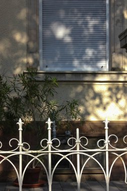 Romantik demir çit Güney Almanya'da tarihsel bahçesinde