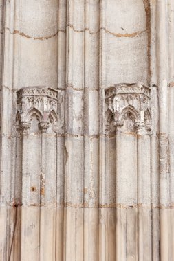 kahverengi ve turuncu gri taş rengi ve yapısı ile Güney Almanya'da Katolik Kilisesi cephe