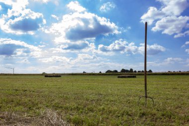 alan ile hey çatal ve makine city stuttgart yakınındaki Güney Alman kırsal mavi gökyüzü altında çiftlik