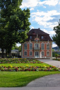 Rokoko castle adlı Şehir Parkı çiçek açan çiçekler, Güney Almanya şehir schwaebisch gmuend ilkbaharda, yeşil çim