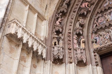 kahverengi ve turuncu gri taş rengi ve yapısı ile Güney Almanya'da Katolik Kilisesi cephe