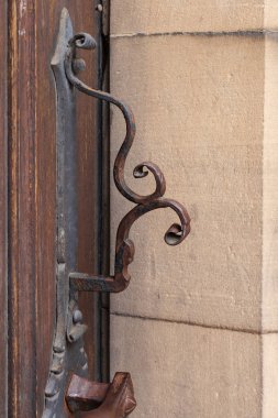 Kilise kahverengi ahşap kapı kolları ile detayları tarihi şehir Güney Almanya