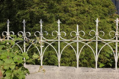 Romantik demir çit Güney Almanya'da tarihsel bahçesinde