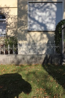 Romantik demir çit Güney Almanya'da tarihsel bahçesinde