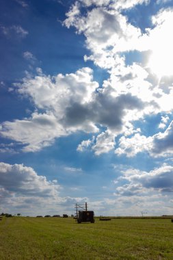 alan ile hey çatal ve makine city stuttgart yakınındaki Güney Alman kırsal mavi gökyüzü altında çiftlik