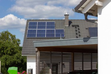 güneş paneli, bahar city stuttgart yakınındaki Güney Alman kırsal köy çatı üzerinde