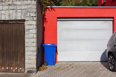 Güney Almanya cuntryside küçük bir kasabada, güneşli bir garaj