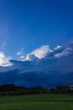 Güney Almanya allgau şehir wangen yakınındaki kırsal tarım arazileri fırtına bulutları havada
