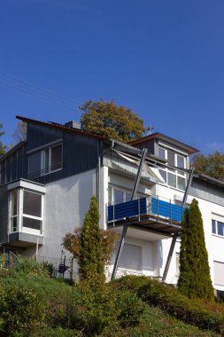 Sonbahar güneşli Güney Almanya'da özel binaların balkon